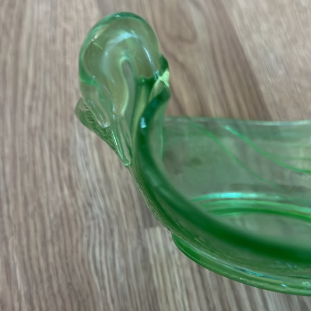 Uranium glass double swan dish - Picture 3 of 4